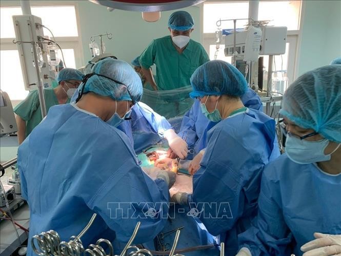 Các bác sỹ Bệnh viện Trung ương Huế thực hiện ghép tim xuyên Việt. Ảnh: TTXVN phát