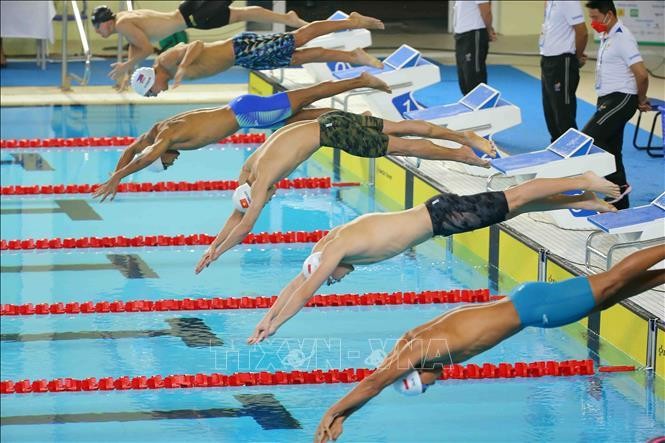 Các VĐV thi đấu chung kết nội dung 100m bơi ếch nam. Ảnh: Phạm Kiên/TTXVN