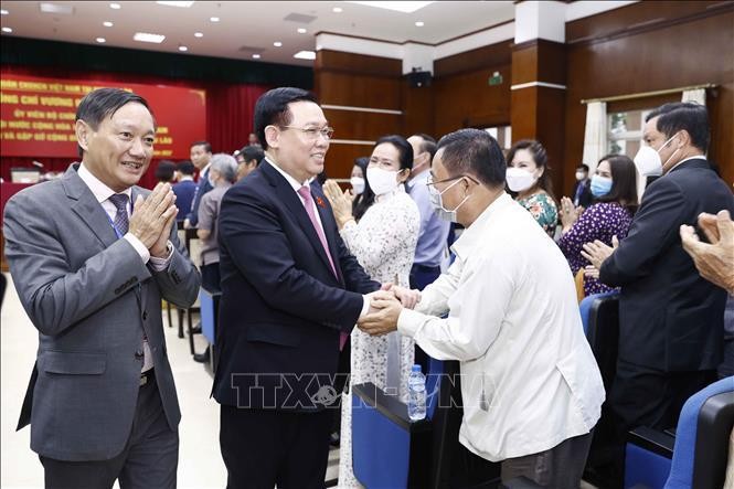 Chủ tịch Quốc hội Vương Đình Huệ với các đại biểu. Ảnh: Doãn Tấn/TTXVN