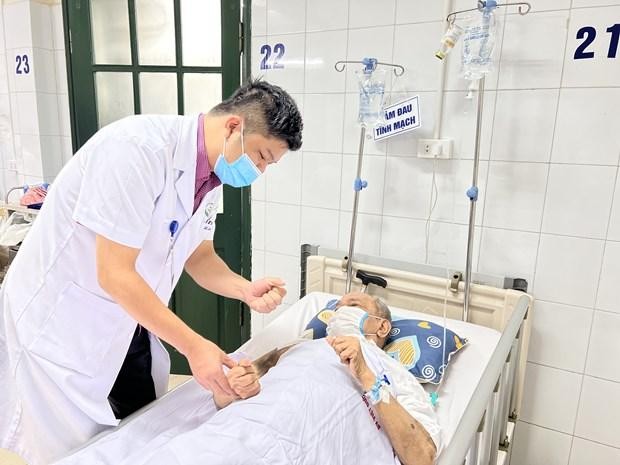 Các bác sỹ thăm khám cho bệnh nhân sau phẫu thuật. (Ảnh: PV/Vietnam+)
