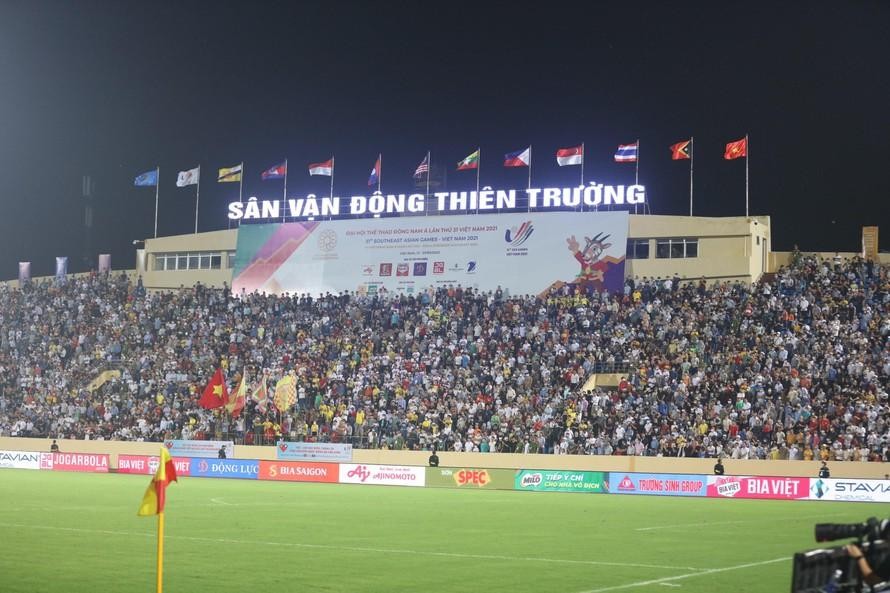Sân Thiên Trường luôn phủ kín cổ động viên dù không có đội tuyển U23 Việt Nam thi đấu tại đây. (Ảnh: Như Ý) 