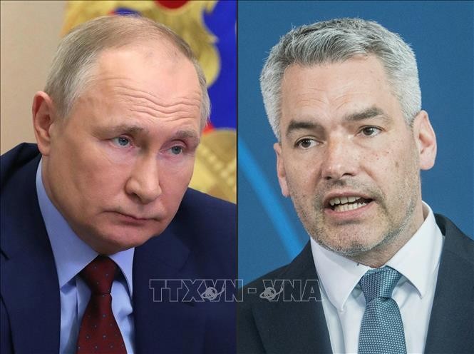 Tổng thống Nga Vladimir Putin (trái) và Thủ tướng Áo Karl Nehammer (phải). Ảnh: AFP/TTXVN 