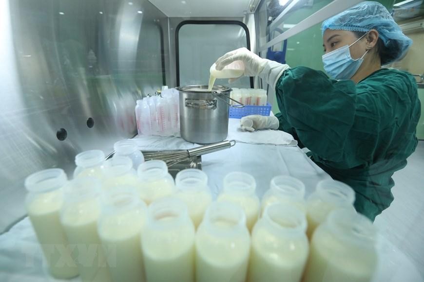 Nhân viên y tế Ngân hàng sữa mẹ thực hiện quy trình bảo quản sữa. (Ảnh: Minh Quyết/TTXVN) 
