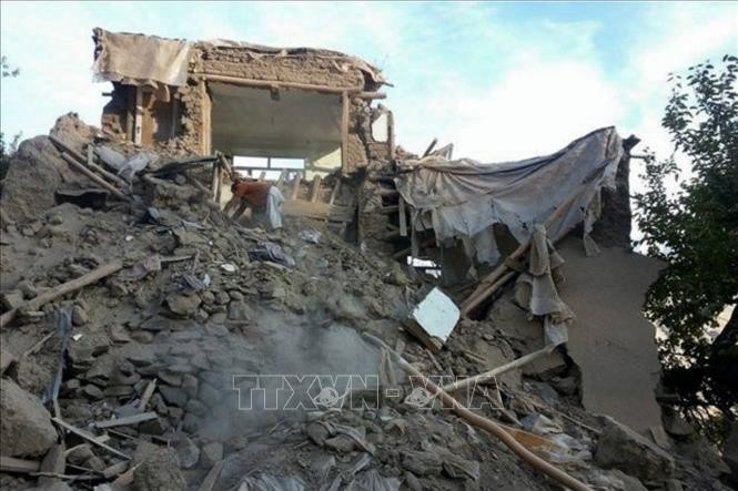 Hiện trường đổ nát sau trận động đất có độ lớn 6,1 ở miền Đông Afghanistan, ngày 22/6/2022. Ảnh: APA/TTXVN 
