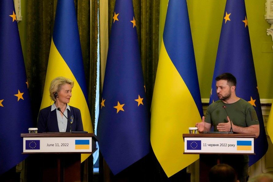 Tổng thống Ukraine Volodymyr Zelensky (phải) phát biểu trong cuộc họp báo chung với Chủ tịch Ủy ban châu Âu Ursula von der Leyen tại Kiev. 