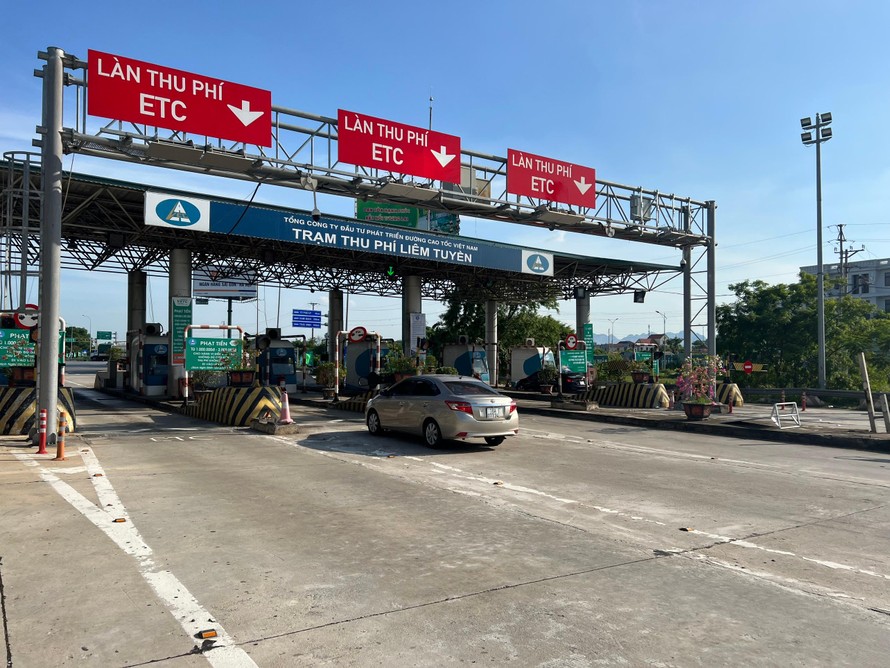 Trong những ngày đầu vận hành, các phương tiện lưu thông qua làn ETC thuận lợi, nhanh chóng trên cao tốc Cầu Giẽ - Ninh Bình.