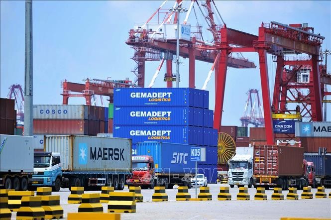 Container hàng hóa được vận chuyển tại cảng ở Thanh Đảo, tỉnh Sơn Đông, Trung Quốc. Ảnh: AFP/TTXVN