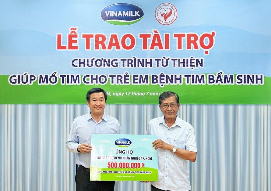 Ông Đỗ Thanh Tuấn – Giám đốc Đối Ngoại Vinamilk (bên trái) đại diện trao kinh phí hỗ trợ chương trình mổ tim miễn phí cho các bệnh nhi có hoàn cảnh khó khăn.