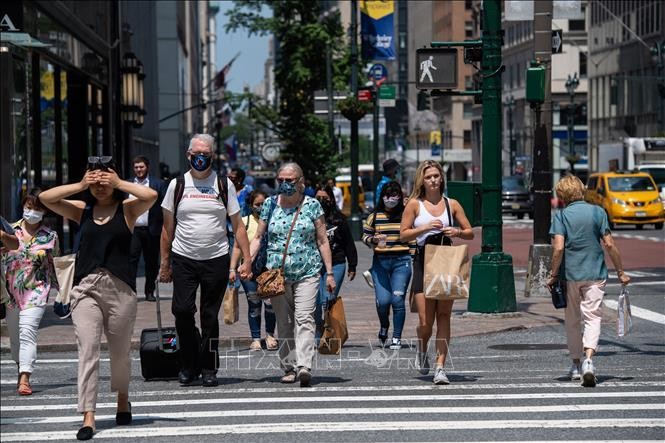 Người dân di chuyển dưới tiết trời nắng nóng tại New York, Mỹ.