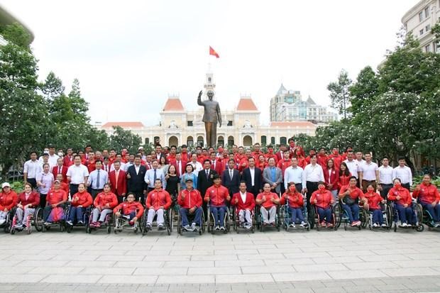 Đoàn thể thao người khuyết tật Việt Nam chụp hình lưu niệm tại Công viên Tượng đài Chủ tịch Hồ Chí Minh. (Ảnh: Tiến Lực/TTXVN)