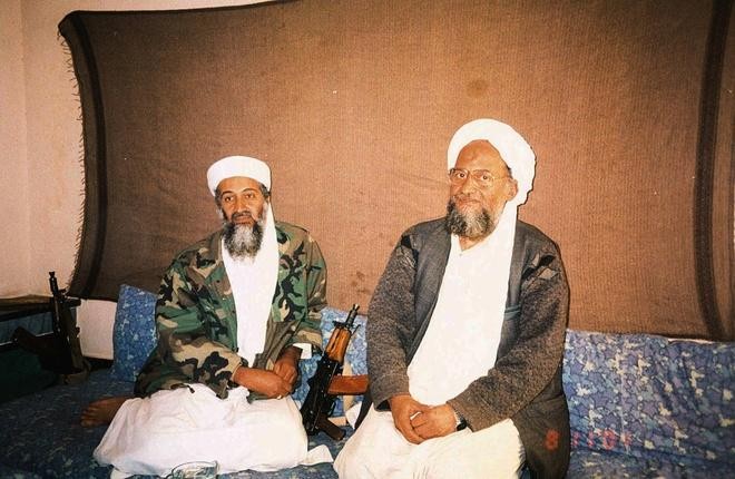 Ayman al-Zawahiri (phải) ngồi cùng Osama bin Laden trong một buổi phỏng vấn vào tháng 11/2001. Ảnh: Reuters.