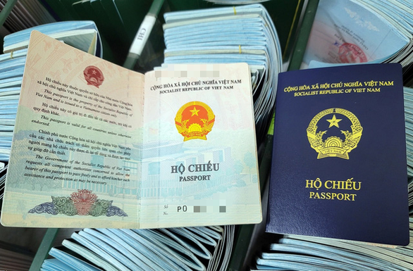 Hộ chiếu phổ thông mẫu mới của Việt Nam có màu xanh tím than để phân biệt với hộ chiếu phổ thông mẫu cũ. (Ảnh: Cổng thông tin điện tử Chính phủ)
