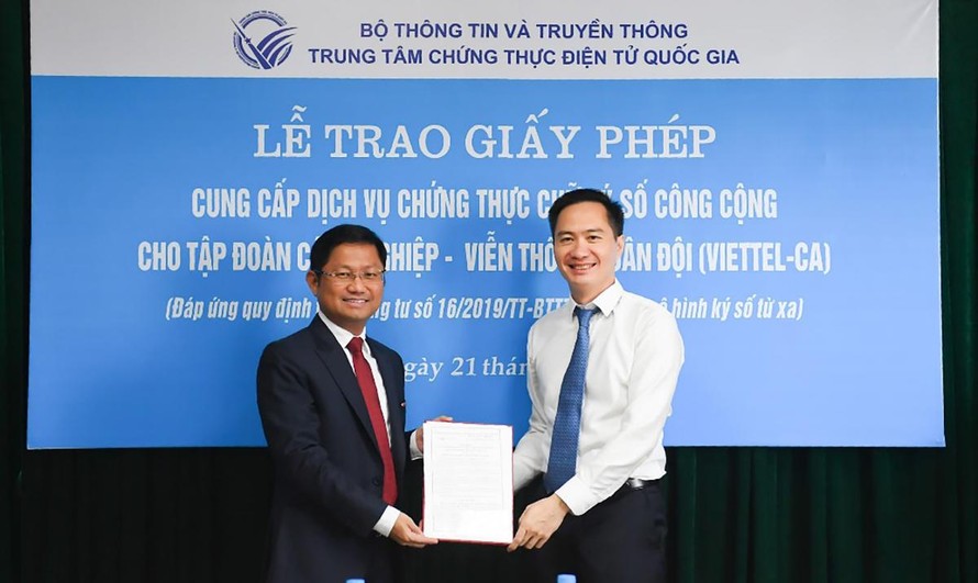 Ông Phan Hoàng Việt-Phó Tổng Giám đốc Viettel Telecom nhận giấy phép cung cấp dịch vụ chứng thực chữ ký số công cộng theo mô hình ký số từ xa.
