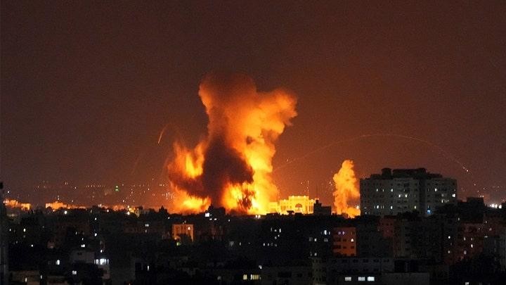 Khói lửa bốc lên sau cuộc không kích của Israel vào một tòa nhà ở Gaza hôm 5/8. Ảnh: AP 
