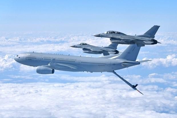 Máy bay chiến đấu KF-16 và máy bay tiếp dầu KC-330 của Hàn Quốc tham gia cuộc tập trận Pitch Black 2022. (Ảnh: DPA) 