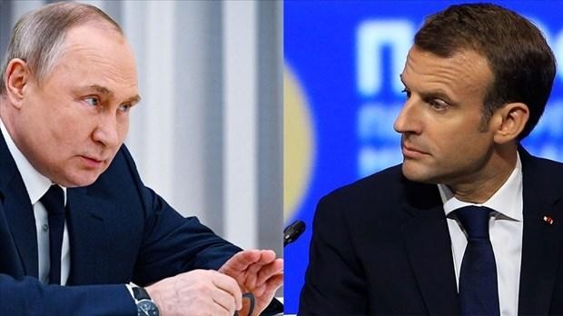 Tổng thống Nga Vladimir Putin (trái) và người đồng cấp Pháp Emmanuel Macron.