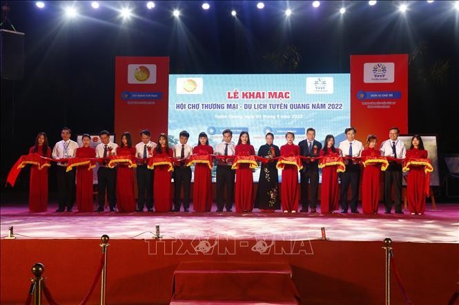 Cắt băng khai mạc Hội chợ Thương mại - Du lịch Tuyên Quang năm 2022. 