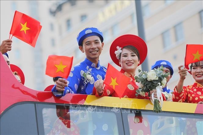 100 cặp đôi tham dự Lễ cưới tập thể năm 2022 diễu hành qua các tuyến đường trung tâm TP Hồ Chí Minh. (Ảnh: TTXVN)