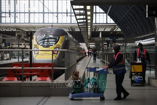 Công nhân làm việc tại ga tàu hỏa ở London, Anh, ngày 18/1/2021. Ảnh minh họa: AFP/TTXVN