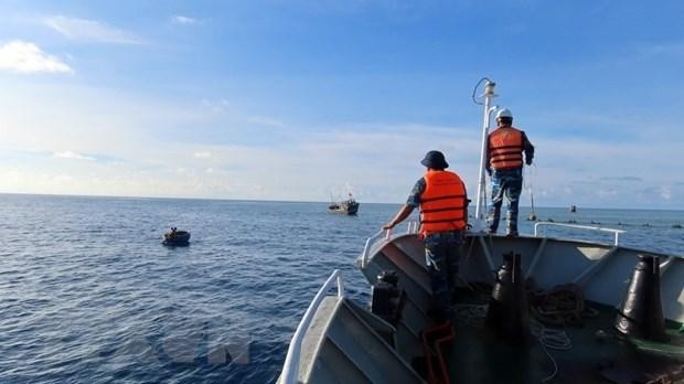 Lực lượng Hải quân nhanh chóng tiếp cận tàu cá của tỉnh Phú Yên bị mắc cạn để khảo sát, lên phương án cứu kéo. (Ảnh: TTXVN phát) 