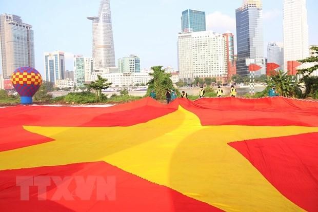 Lá đại kỳ dài 60m, rộng 30m được chuẩn bị sẵn sàng kéo lên bầu trời Thành phố Hồ Chí Minh trong sáng 2/9. (Ảnh: Thu Hương/TTXVN)