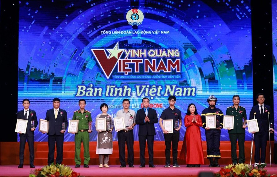 Vinh quang Việt Nam vinh danh các tập thể, cá nhân điển hình cho phong trào thi đua yêu nước. (Ảnh: PV/Vietnam+) 