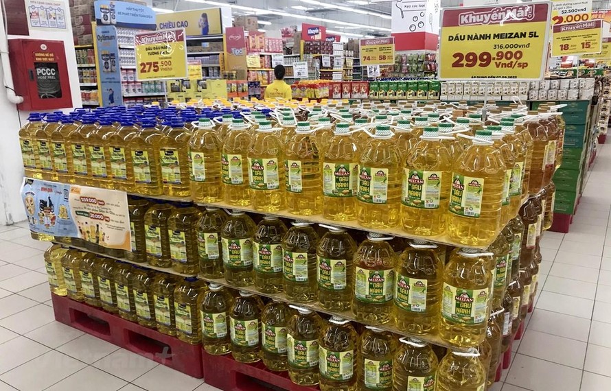 Nhiều sản phẩm tiêu dùng thiết yếu như dầu ăn, hóa phẩm tẩy rửa... được áp dụng mức ưu đãi giá tốt tại các siêu thị lớn. (Ảnh: Việt Anh/Vietnam+) 