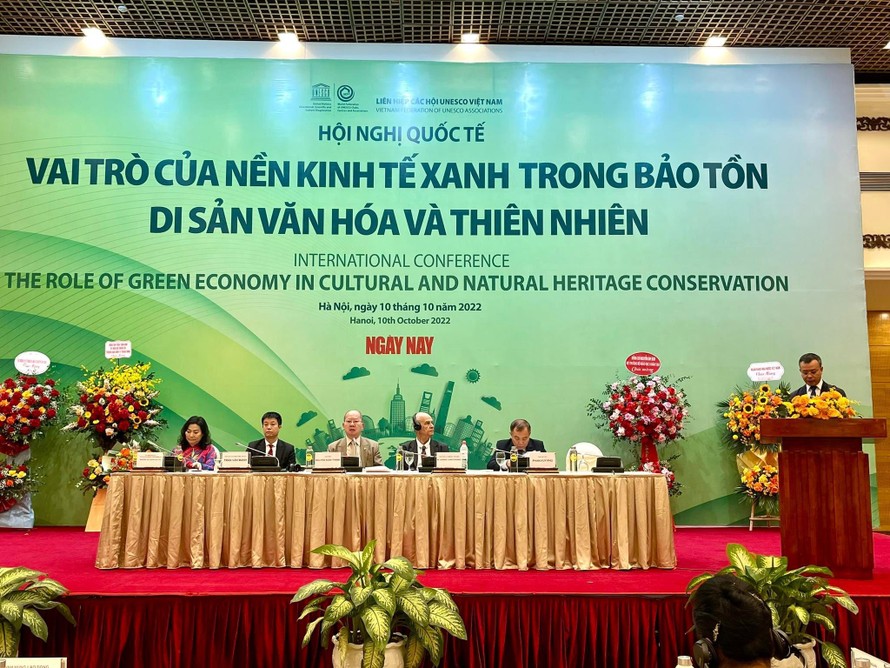 Nhà báo Nguyễn Hùng Sơn, Phó Chủ tich Liên hiệp các Hội UNESCO Việt Nam phát biểu tại Hội nghị quốc tế "Vai trò của nền kinh tế xanh trong bảo tồn di sản văn hóa và thiên nhiên".