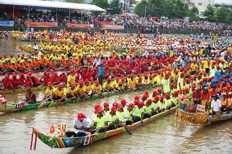 Đua ghe ngo là điểm nhấn trong khuôn khổ Ngày hội văn hóa, thể thao và du lịch đồng bào Khmer Nam Bộ. (Ảnh: Nhân Dân)