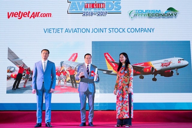 Ông Chu Việt Cường, thành viên HĐQT Vietjet nhận giải thưởng tại The Guide Awards