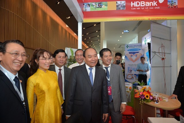 Thủ tướng Nguyễn Xuân Phúc đến thăm gian hàng HDBank