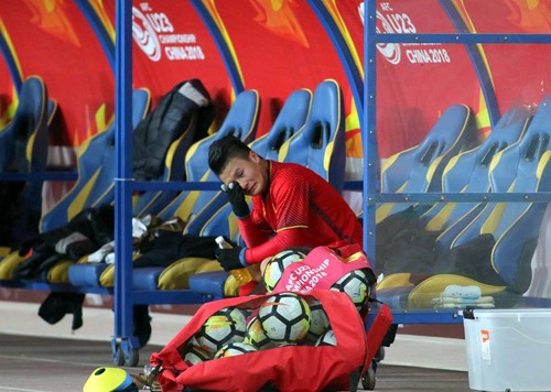 Quang Hải ngồi khóc khi kết thúc trận đấu với Australia. Ảnh: Tuấn Hữu.