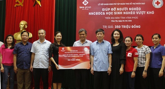 Đại diện Tập đoàn TMS trao tặng Hội Chữ thập đỏ tỉnh Vĩnh Phúc 350 triệu đồng