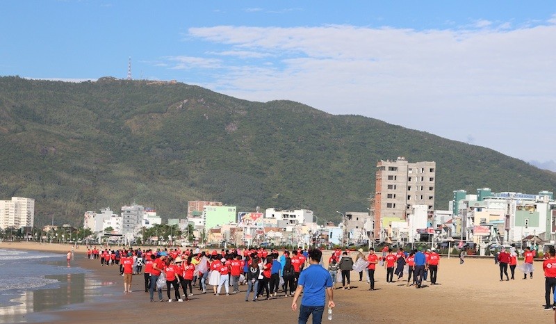 Các tình nguyện viên nhanh chóng tỏa ra làm sạch bãi biển