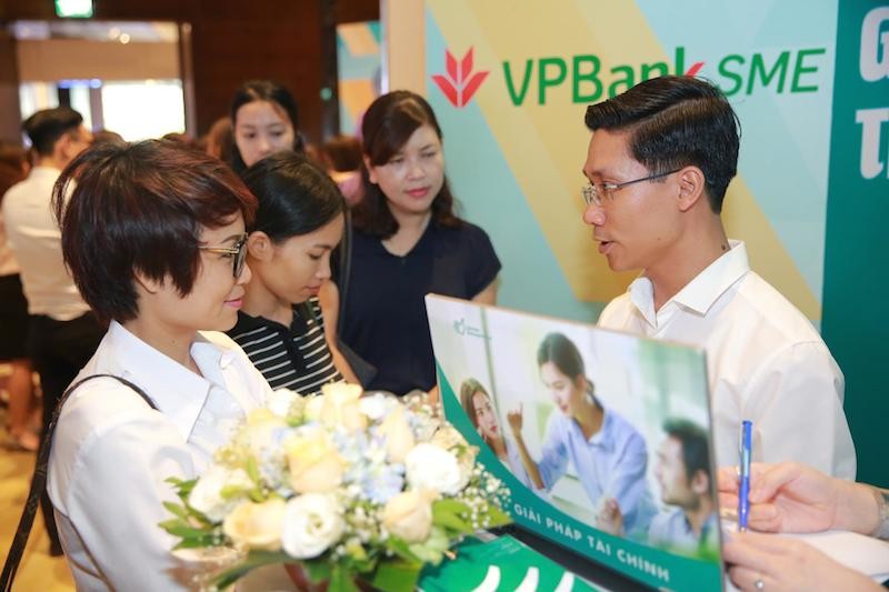 Đại diện VPBank tư vấn cho các Nữ doanh nhân về giải pháp tài chính