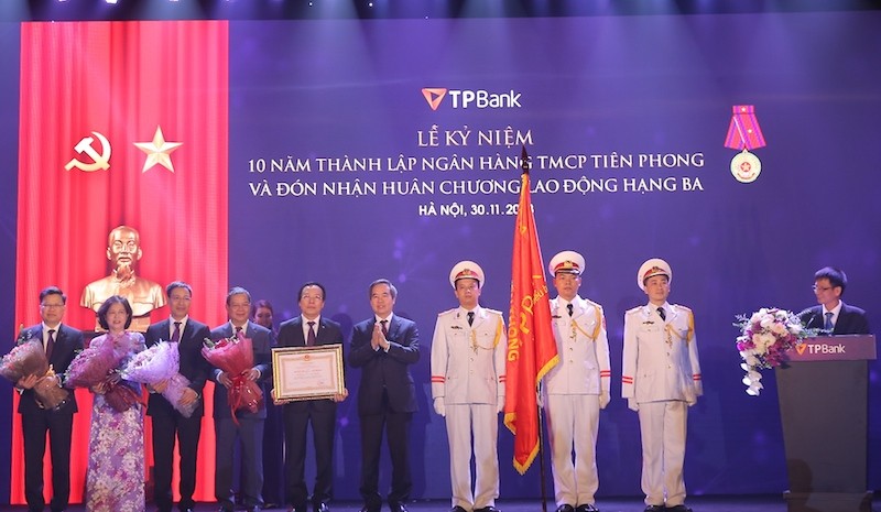 ​ Ông Nguyễn Văn Bình - Ủy Viên Bộ Chính trị - Bí thư Trung ương Đảng – Trưởng Ban Kinh tế Trung ương trao tăng Huân chương lao động cho TPBank