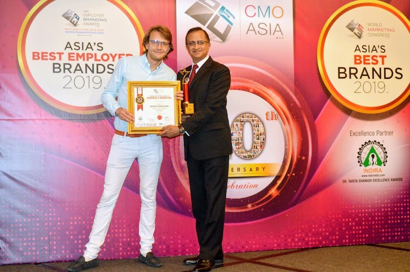 Ông Basker Rangachari, Giám đốc Trung Tâm Tiếp Thị của FE CREDIT vinh dự nhận giải Giám Đốc Tiếp Thị Xuất Sắc tại sự kiện CMO Asia Awards lần thứ 10 tở chức tại Singapore