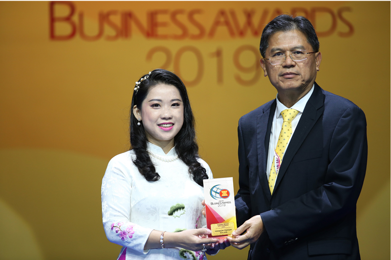 Bà Nguyễn Thùy Linh - CEO Hengsan Việt Nam nhận giải thưởng ASEAN Business Award 2019
