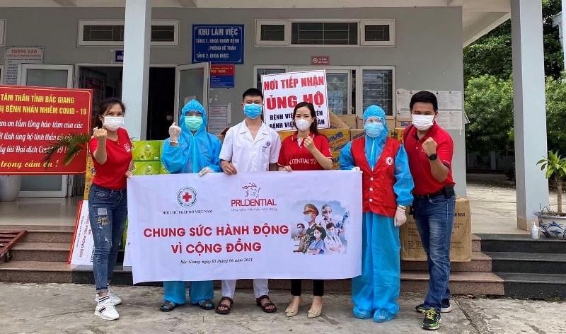  Prudential phối hợp với Hội Chữ thập đỏ Việt Nam trao tặng 2.345 bộ trang phục phòng dịch cấp độ 2 cho tỉnh Bắc Giang.