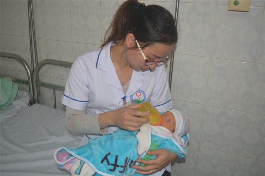 Nhân viên BV đa khoa tỉnh Hòa Bình chăm sóc con gái sản phụ A 