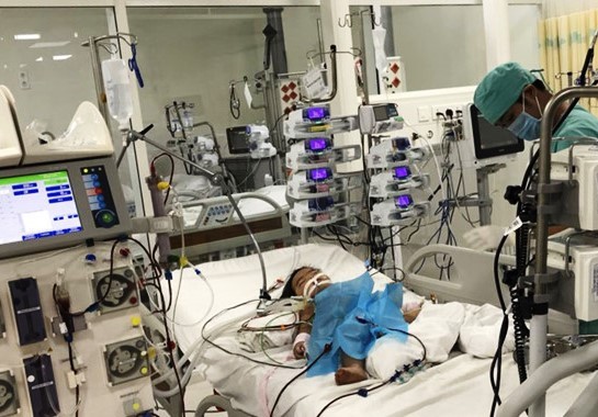 Em bé đang được điều trị tích cực tại Bệnh viện Nhi đồng TP.HCM. Ảnh: BSCC