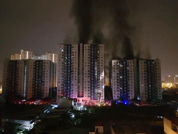 Hình ảnh chung cư ở Sài Gòn gặp hỏa hoạn trong đêm