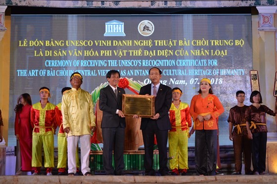 Lãnh đạo tỉnh Quảng Nam trao bằng công nhận cho đại diện sở VHTT&DL Quảng Nam