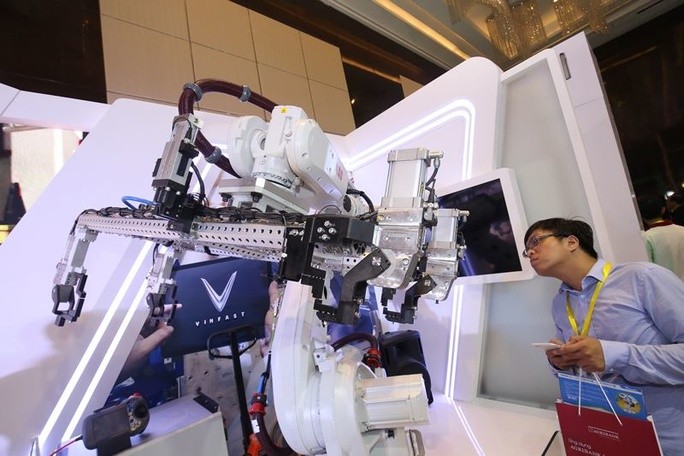 Robot phục vụ việc hàn thân xe của VinFast