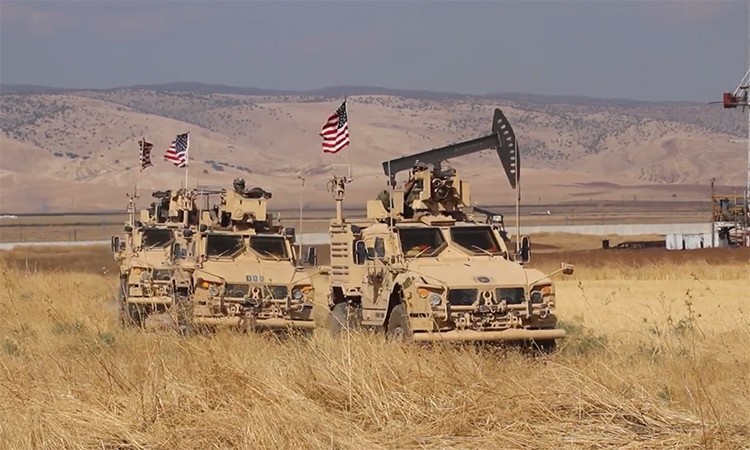 Thiết giáp Mỹ tuần tra tại giếng dầu thuộc tỉnh al-Hasakah, Syria ngày 3/10. Ảnh: RT.