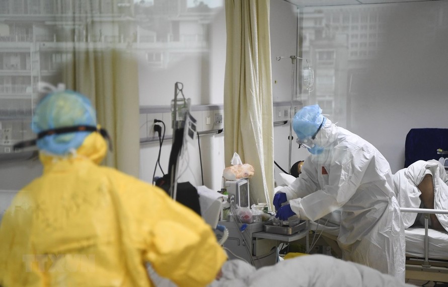 Điều trị cho bệnh nhân nhiễm virus corona chủng mới tại một bệnh viện ở Trùng Khánh, Trung Quốc. (Ảnh: THX/TTXVN)