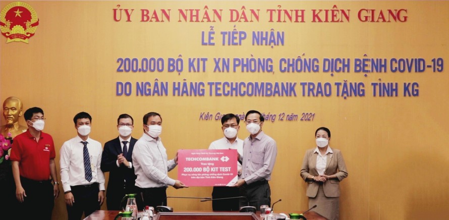  Đại diện lãnh đạo Techcombank trao tặng 200.000 bộ kit test covid 19 cho Sở Y tế Tỉnh Kiên Giang