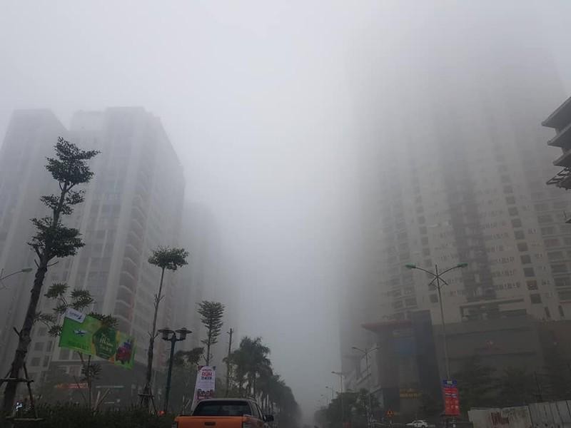 Không khí Hà Nội ô nhiễm trầm trọng với sương mù dày đặc