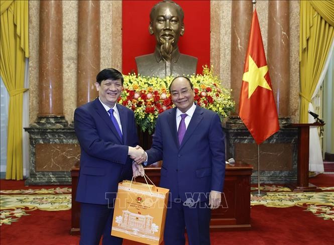 Chủ tịch nước Nguyễn Xuân Phúc tặng quà cho Bộ trưởng Bộ Y tế Nguyễn Thanh Long.