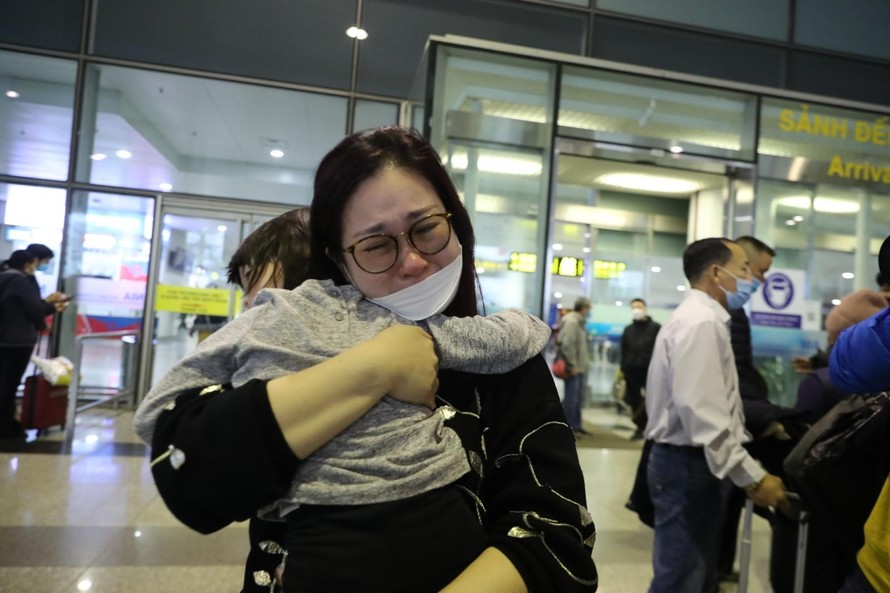 Hành khách vỡ òa trong niềm xúc động khi về đến Nội Bài an toàn, được đoàn tụ người thân